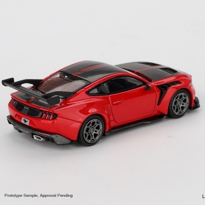 Miniatura de carro desportivo vermelho com detalhes em preto carbonizado