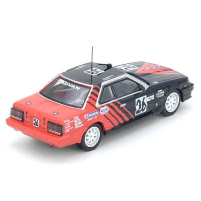 Miniatura de carro de corrida Nissan preta e vermelha com número 26