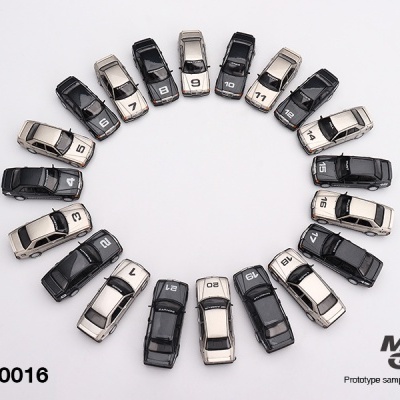 Carros miniatura numerados dispostos em círculo com logo MINI GT
