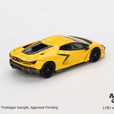 Miniatura de carro desportivo amarelo com rodas pretas e fundo branco