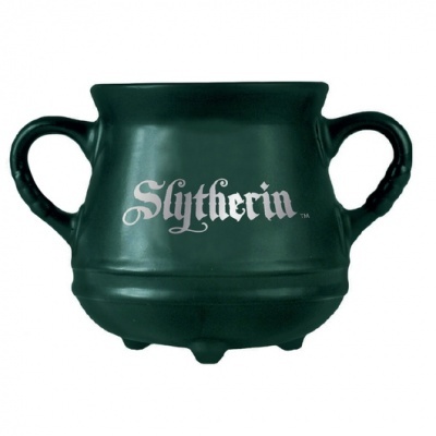 Vaso cerâmico verde escuro com texto Slytherin branco e duas pegas