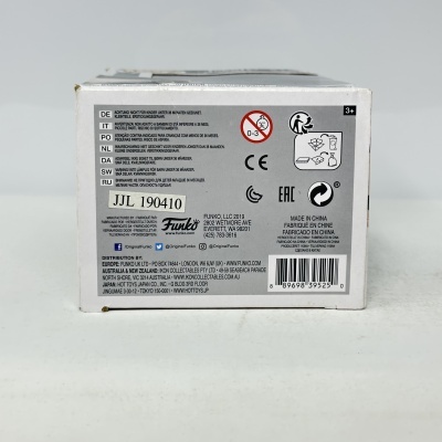 Caixa branca Funko com texto de aviso multilingue e códigos de reciclagem