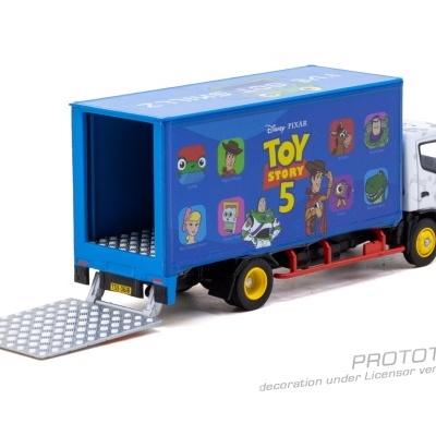 Camioneta de brinquedo azul Toy Story 5 com porta traseira metálica aberta