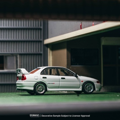 Modelo de carro de brinquedo branco com spoiler em cenário urbano