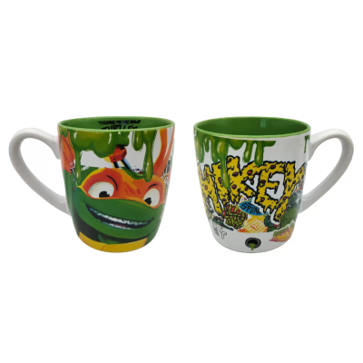Duas canecas coloridas com desenho de personagem e texto, interior verde.