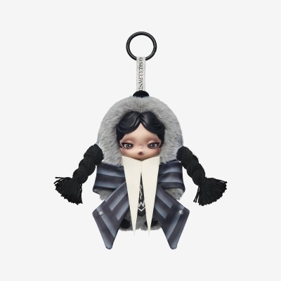 Chaveiro de boneca com cabelo preto trançado, capuz de pele cinza e laço cinza escuro