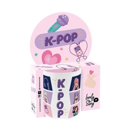 Caneca K-POP com ilustrações anime em embalagem rosa