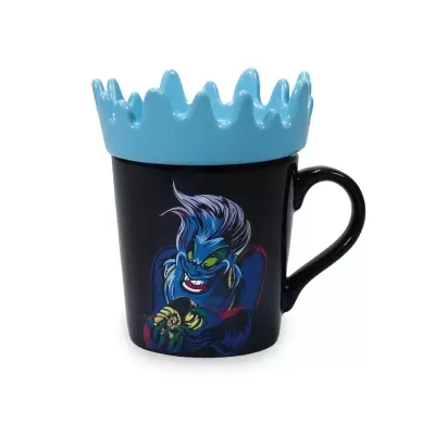 Caneca preta com tampa azul em forma de coroa e desenho colorido de personagem