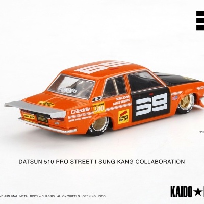 Miniatura de carro Datsun 510 metálico laranja e preto com detalhes de corrida e adesivos