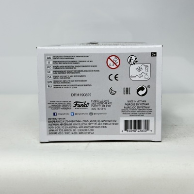 Embalagem branca Funko com textos de advertência multilíngue e códigos de segurança