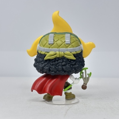 Figura de ação com capa vermelha e capacete verde, vista de costas