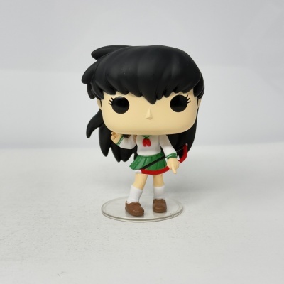 Figura Funko Pop personagem com saia verde e cabelo preto