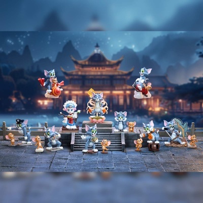 Figuras de Tom e Jerry em diferentes poses sobre escadaria com edifício asiático ao fundo