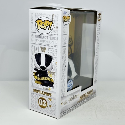 Funko Pop Hufflepuff Harry Potter nº 03 em caixa branca com detalhes dourados