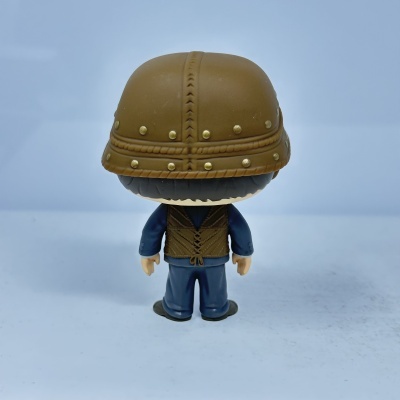 Figura Funko Pop de costas com capacete castanho e fatos azul escuro