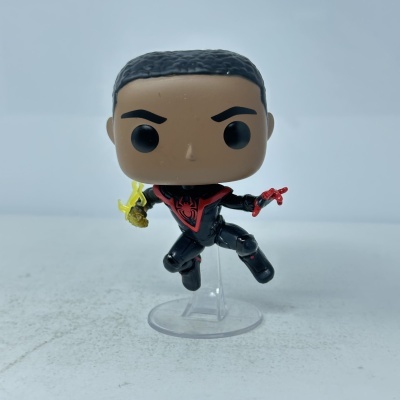 Figura Funko Pop de personagem com fato negro e símbolo de aranha vermelho