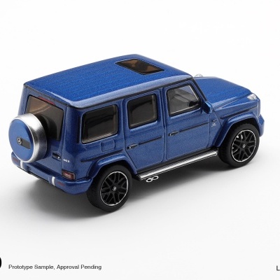 Miniatura de Mercedes G63 azul metálico com rodas pretas e tecto com painel solar