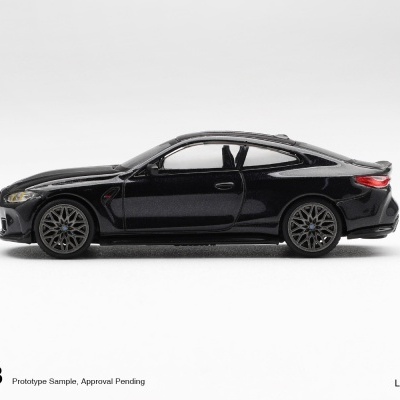 Modelo de carro desportivo preto num fundo branco