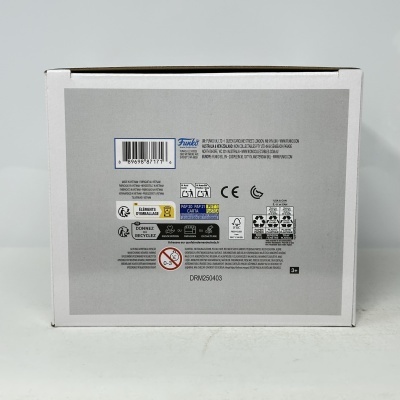 Caixa branca com etiquetas e códigos na parte traseira