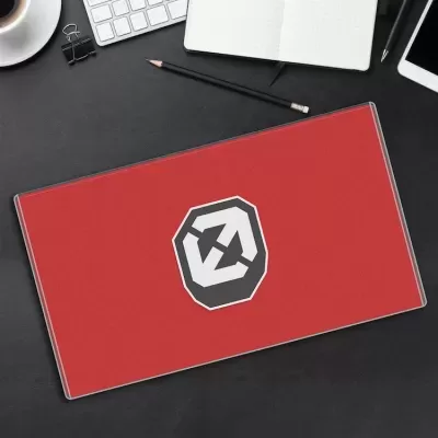 Capa vermelha para tablet com símbolo preto e branco sobre superfície preta com acessórios de escritório