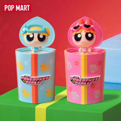 Brinquedos The Powerpuff Girls em caixas azuis e cor-de-rosa com personagens a usar fatos de banho.