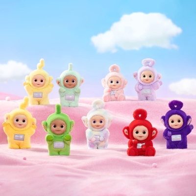 Nove bonecos peluche multicoloridos com caras de bebé em fundo rosa macio e céu azul com nuvens.