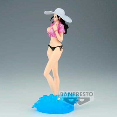 Figura feminina com roupa de verão e chapéu branco em base azul