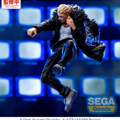 Figura de personagem masculino em pose de chute com casaco preto, calças pretas e sapatos cinza, fundo azul com televisores e logo SEGA
