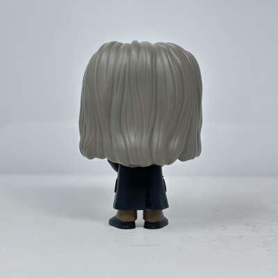 Funko Pop com cabelo cinzento e casaco preto visto de costas