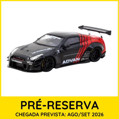Miniatura de carro desportivo preto e vermelho com adesivos e asa traseira grande.