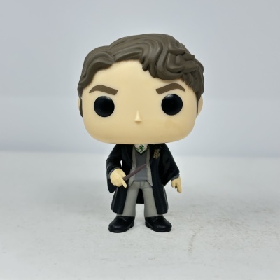 Boneco Funko Pop de feiticeiro com varinha e traje preto
