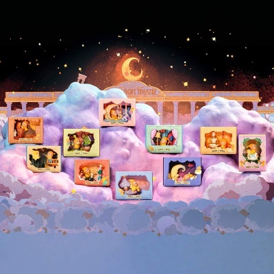 Caixas coloridas com miniaturas infantis e texto TWINKLE & TWINKLE em fundo de nuvens e lua