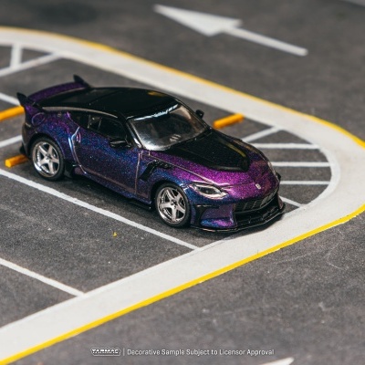 Carro desportivo em miniatura roxo e preto num parque de estacionamento em miniatura