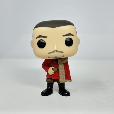 Figura Funko Pop de casaco vermelho e botas pretas