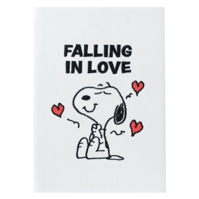 Toalha branca com bordado do Snoopy e texto FALLING IN LOVE.