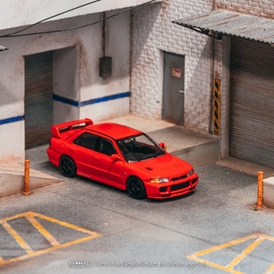 Carro desportivo vermelho em miniatura Mitsubishi Evolution III numa garagem de construção