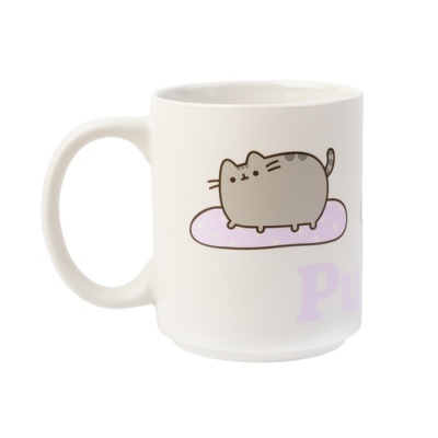 Caneca branca com desenho de gato cinzento e texto roxo.