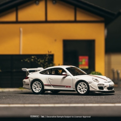 Carro desportivo branco modelo RS 4.0 com detalhes vermelhos estacionado numa rua.