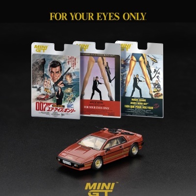 Miniatura de carro desportivo vermelho com três cartões de posters do filme James Bond 007 For Your Eyes Only
