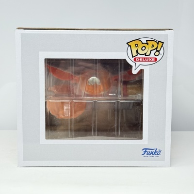 Caixa branca com figura Funko Pop Deluxe visível através de janela transparente