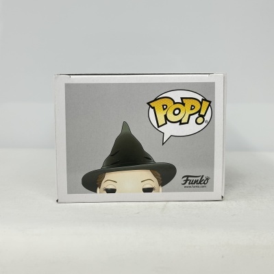 Caixa branca com imagem parcial de boneco Funko POP com chapéu de bruxa