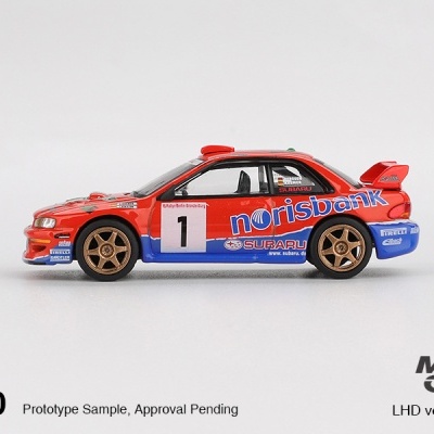 Miniatura de carro de corrida Subaru vermelho e azul com número 1 e rodas douradas