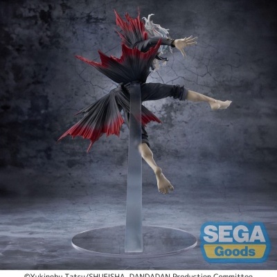 Figura colecionável de personagem com cabelo branco em roupa preta e vermelha com suporte transparente