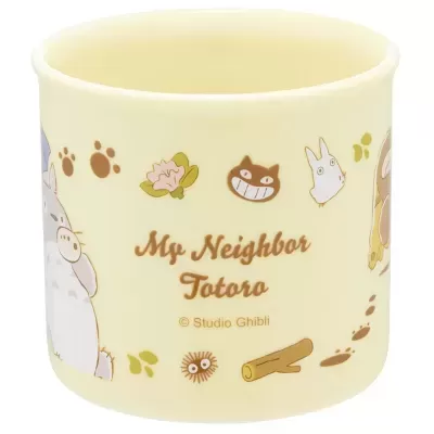 Copo amarelo claro com personagens do filme My Neighbor Totoro