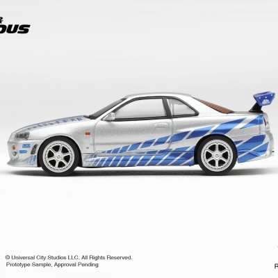 Miniatura de carro Nissan Skyline prata e azul com decalques, roda prateada e spoiler azul