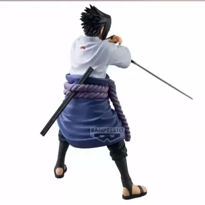 Figura colecionável de personagem masculino com katana e faixa roxa