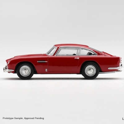 Miniatura do carro clássico desportivo vermelho com detalhes cromados