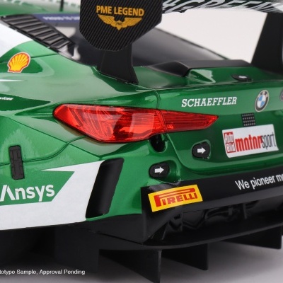 Miniatura carro de corrida verde com logos PIRELLI, SCHAEFFLER, BMW e luz traseira vermelha