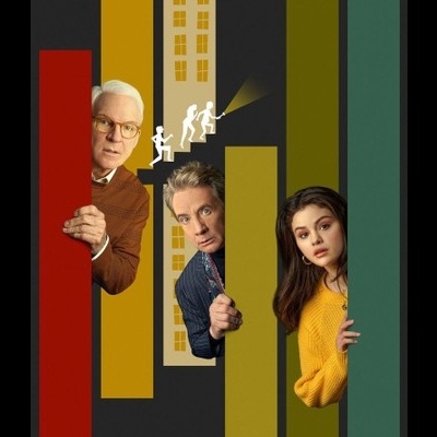 Três pessoas espreitam por detrás de painéis coloridos em fundo preto