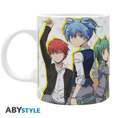 Caneca branca com personagens de anime coloridos em traje formal e fundo com padrões e texto